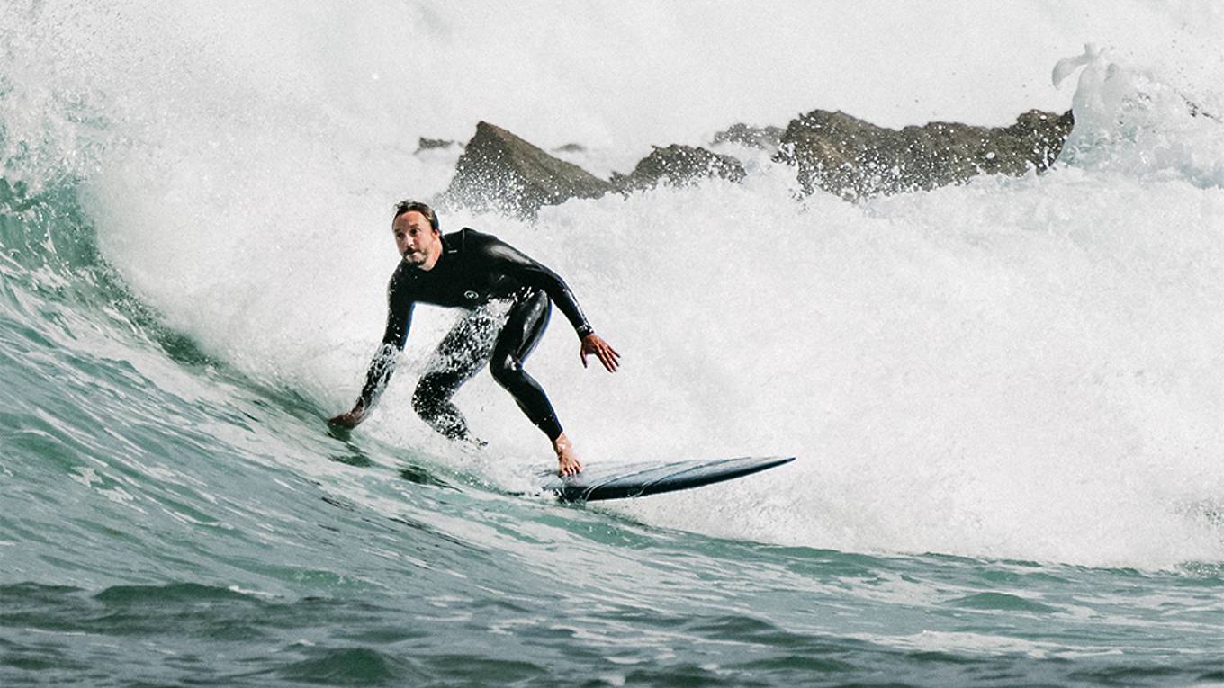 Surfeur sur une vague.
