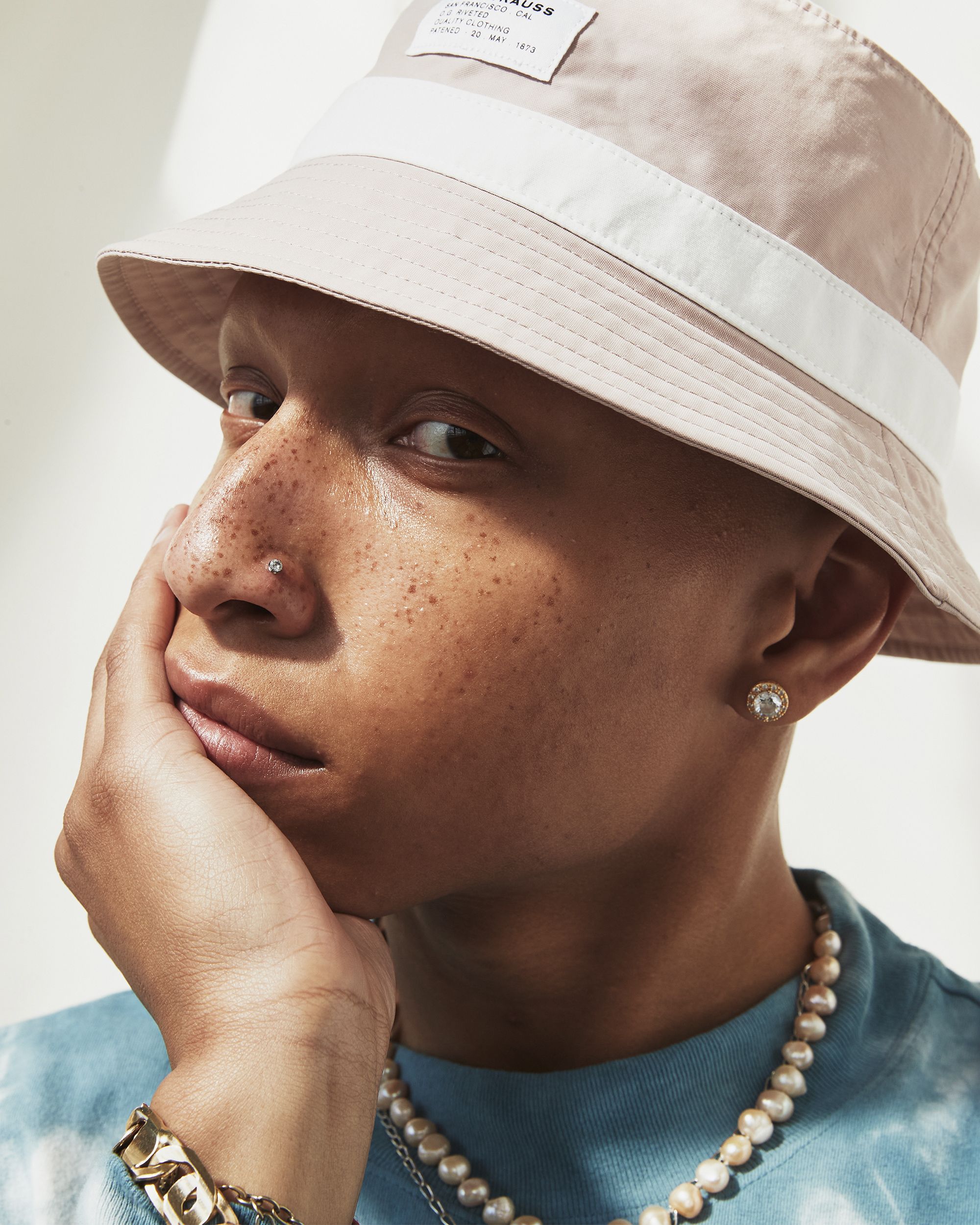 CLOSE UP MAN POSING WITH BUCKET HAT