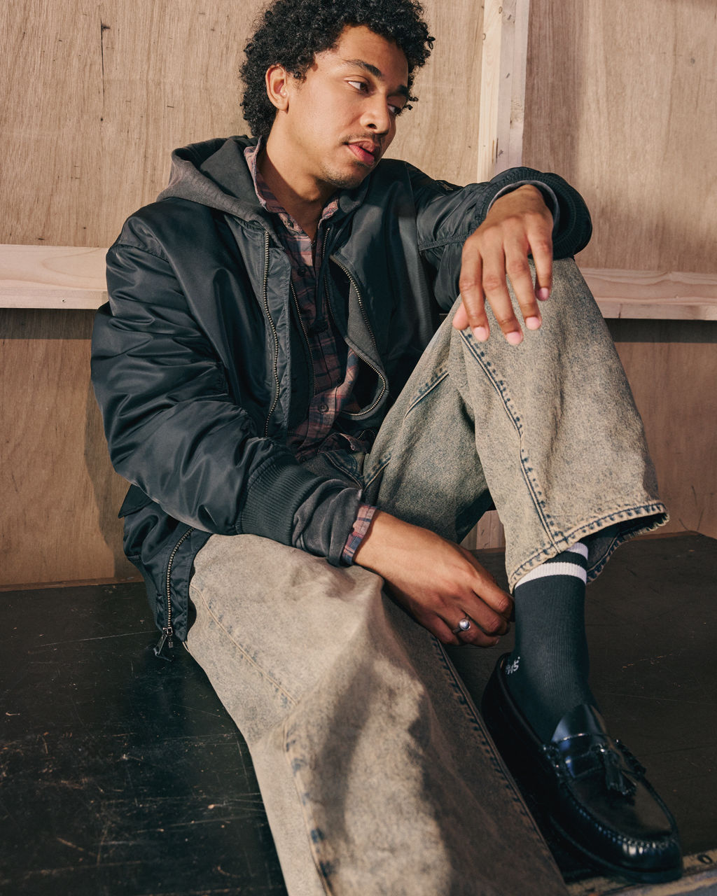 Model in men's 578™ Baggy Jeans in grunge finish