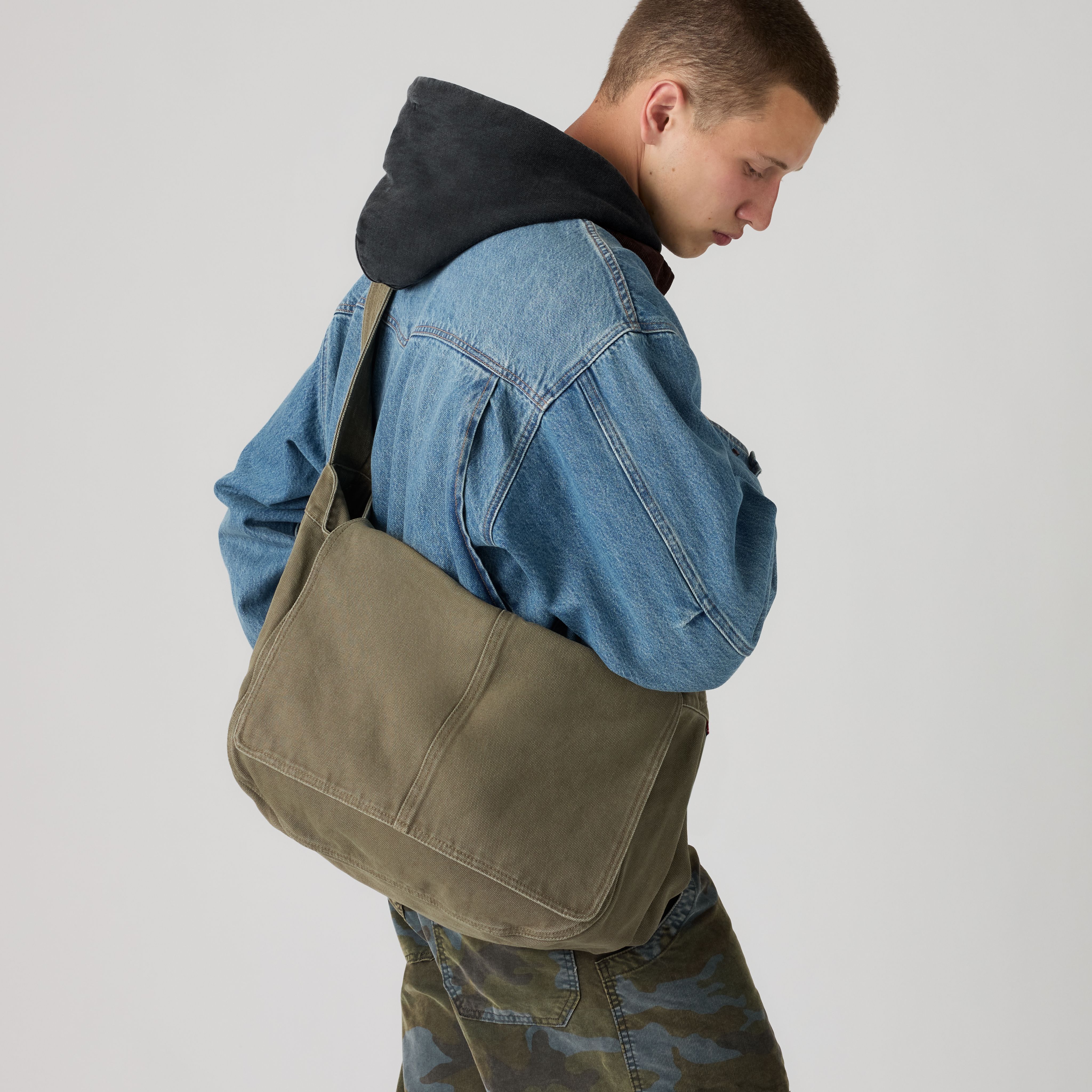Levi's® Oliver Mail Bag 1