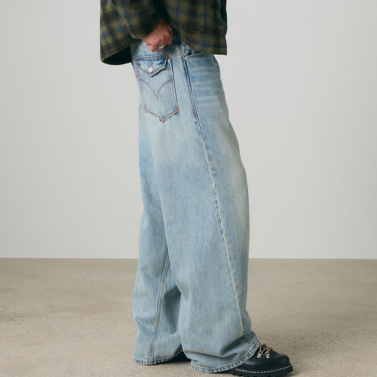 Twisted Baggy Wide-Leg Men's Jeans — With A Twist - Light Wash