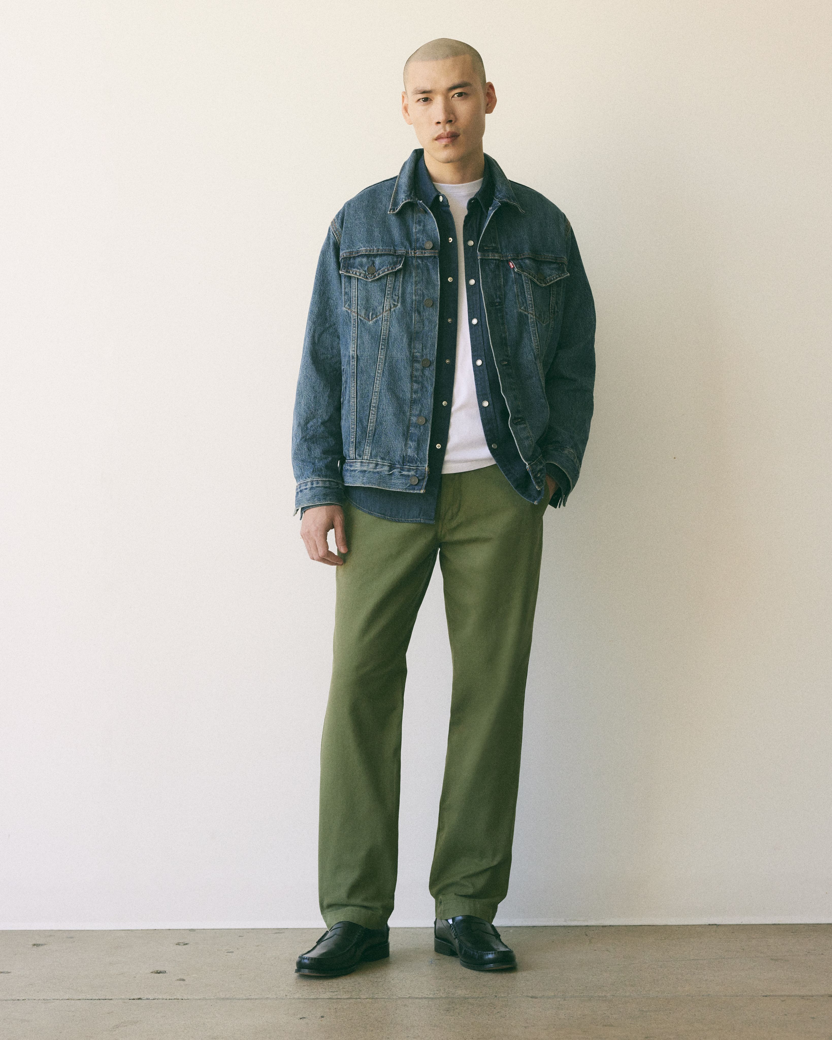 Male model wearing chino pants.