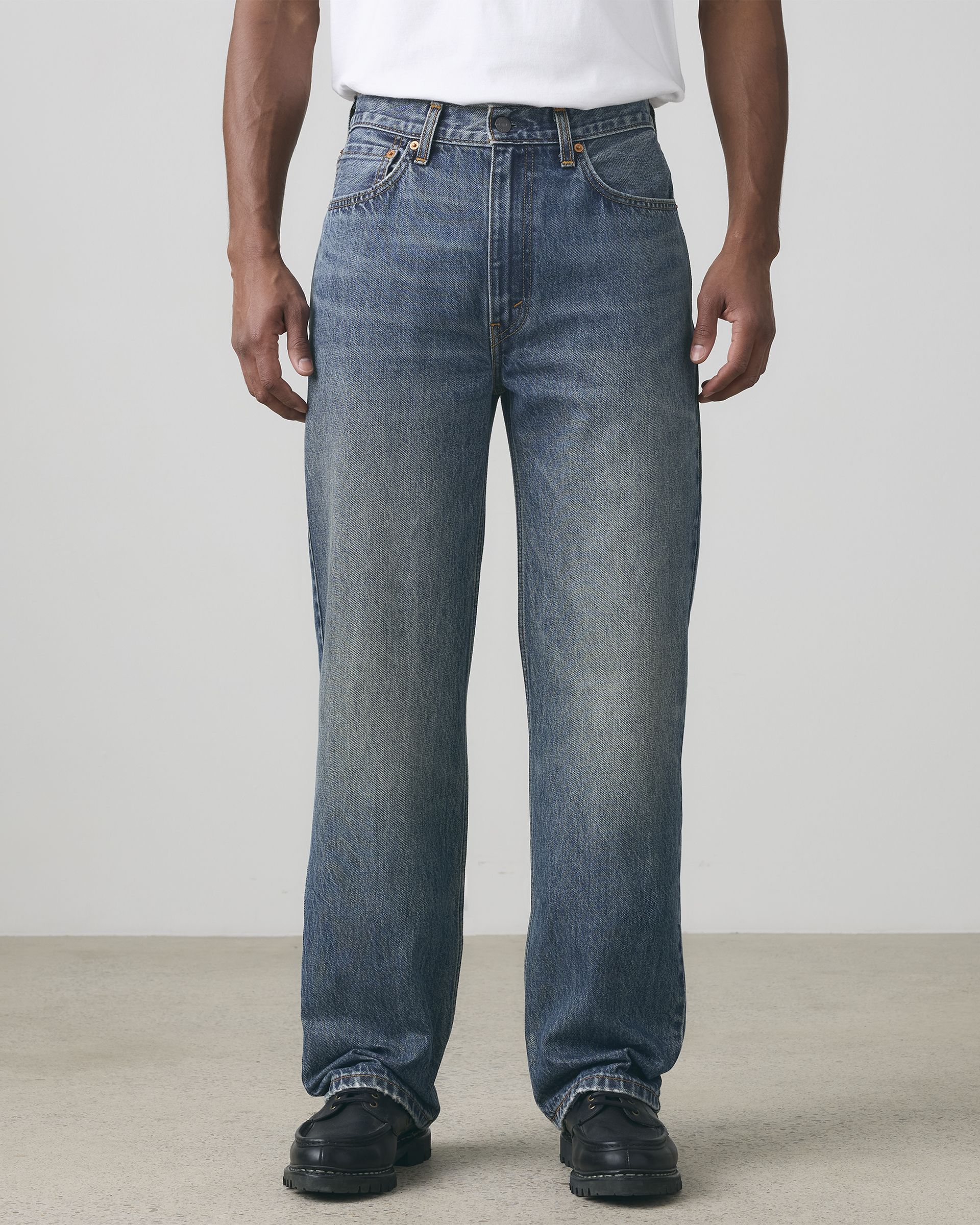 565 Loose Straight Jeans