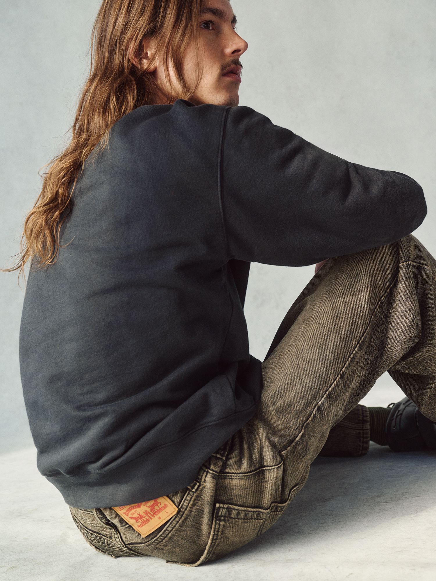 SWEATERS & SWEATSHIRTS