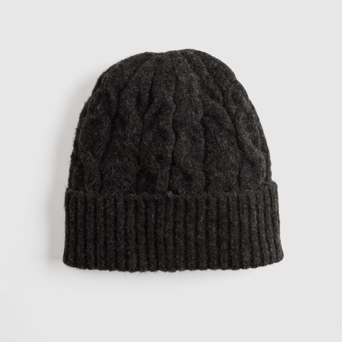 Holiday Cable-Knit Backpatch Beanie — Light Heather Grey - Black