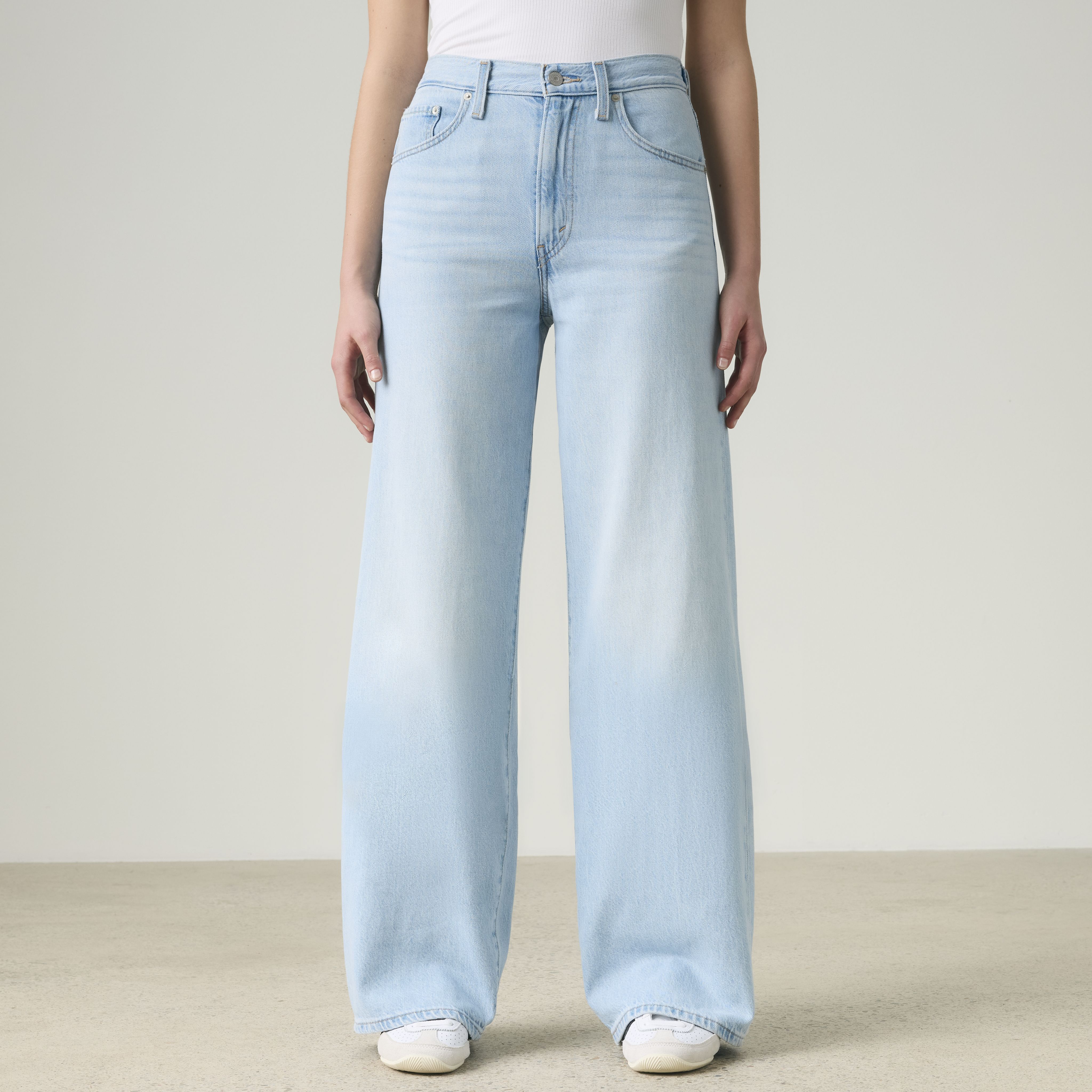 Female model wearing Loose & Baggy Jeans.
