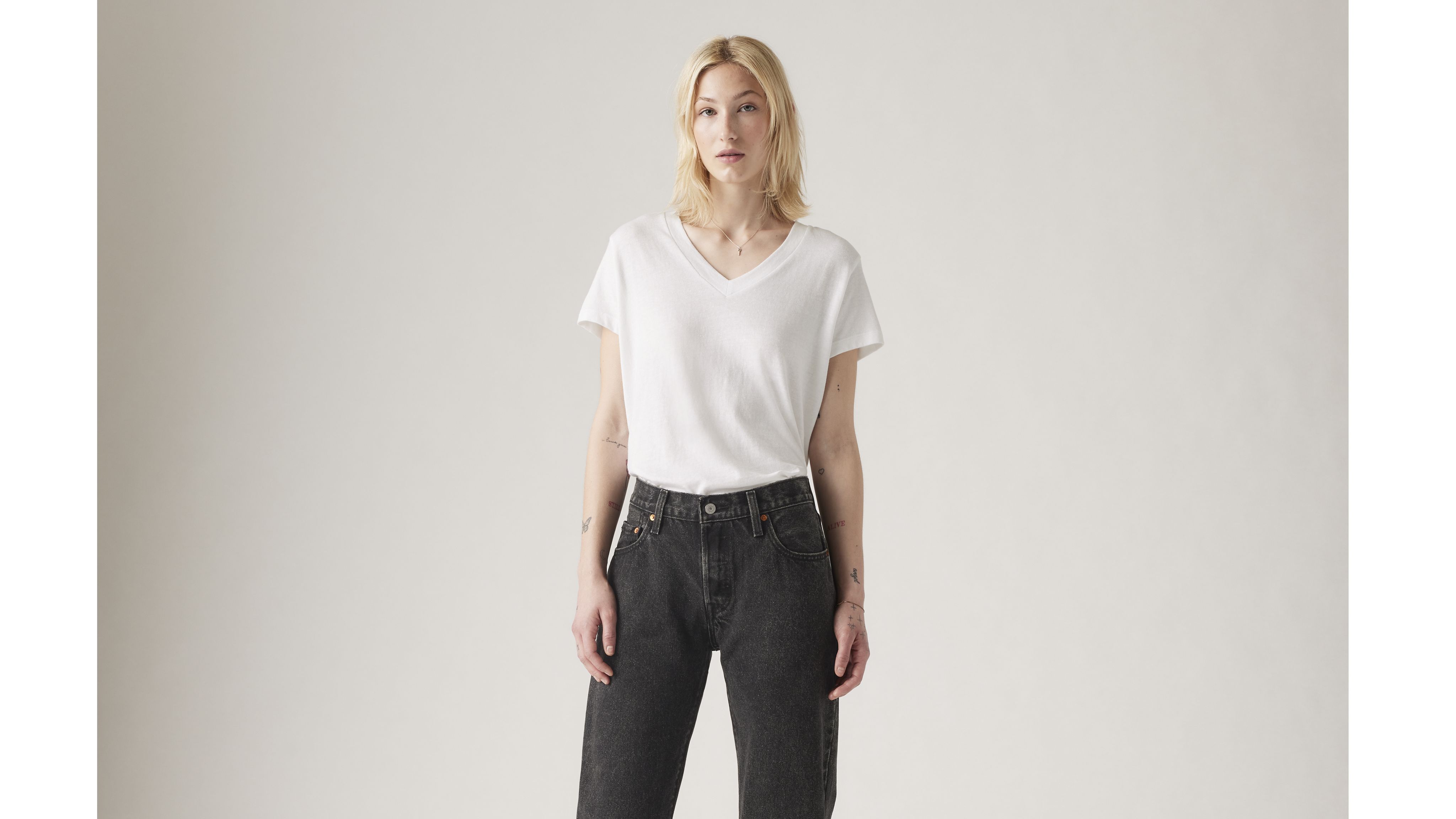 Camiseta con cuello de pico cuadrada 2